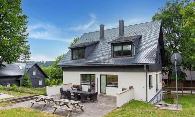 Friedrichshoehe House | Forest Escape with Terrace
