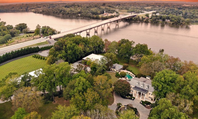 Lebanon House | Former Celebrity Lakeside Mansion