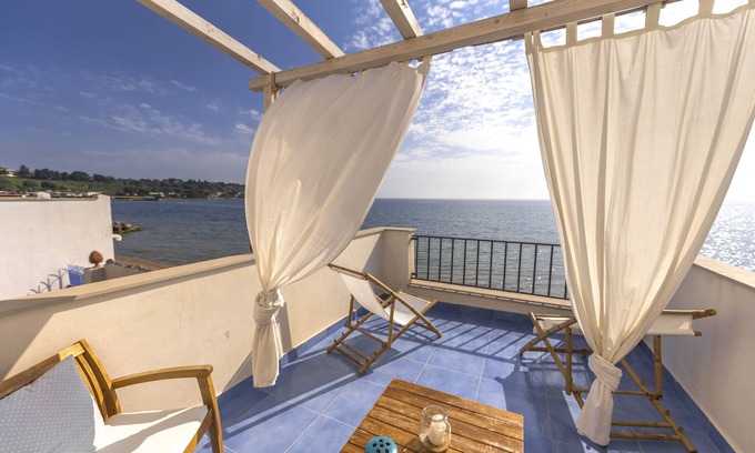Santa Flavia House | Former fisherman's house situated directly on the beach.