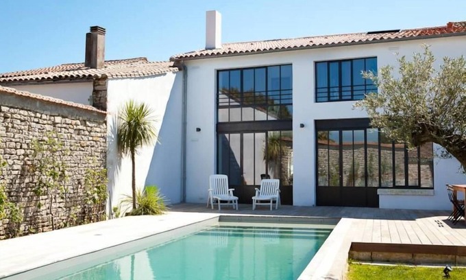Le Bois-Plage-en-Re House | Former wine storehouse renovated by architect - Heated swimming pool - 5* bed and breakfast