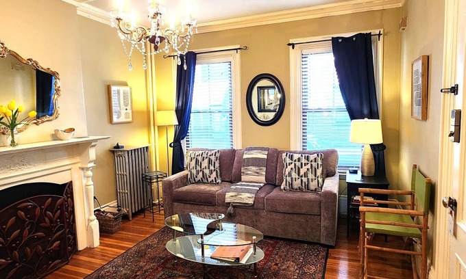 Mission Hill Apartment | "Fort Hill Inn, Boston" Cozy Studio Suite, Eat in Kitchen, 5 minutes to Center