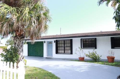 North Andrews Gardens House | Fort Lauderdale Elegant Getaway Home