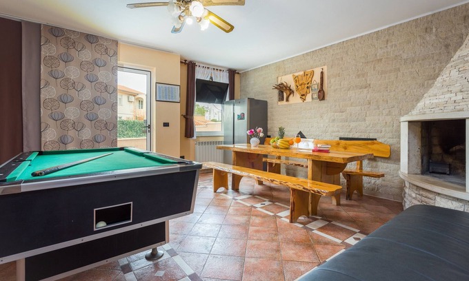 Vintijan Apartment | Four-bedroom apartment with balcony and sea view Pula (A-14924-a)
