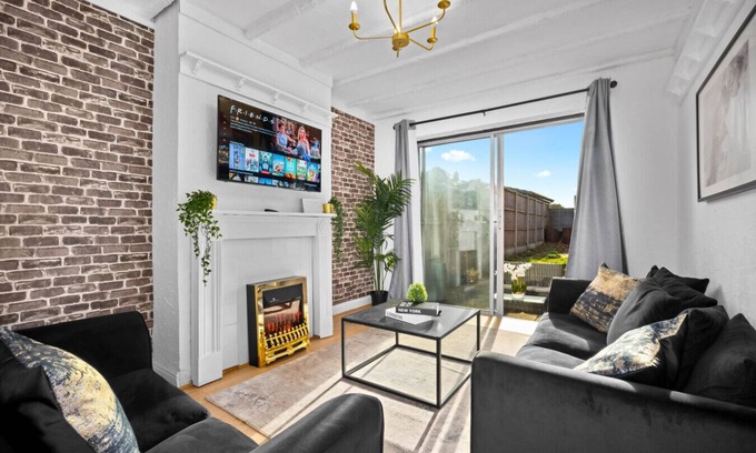 Great Barr House | Four Bedroom House - Parking - WIFI