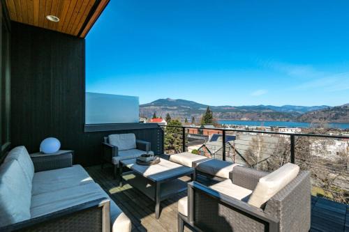 Hood River House | Four - River View Hot tub Luxurious Downtown Loft