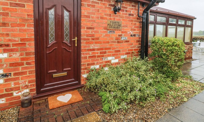 Low Catton Cottage | FOURTH MILESTONE GRANARY, romantic, with a garden in York