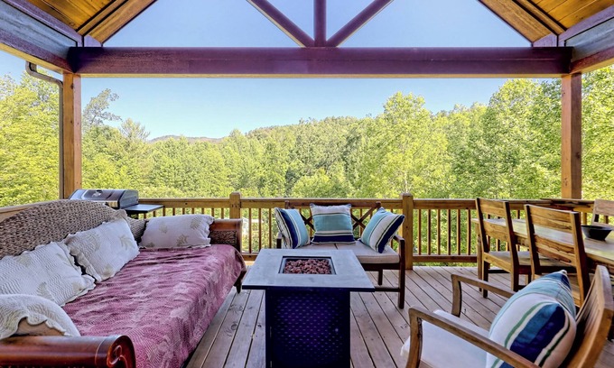 Clarkesville Cabin | Fox Den Haven with Hot Tub - Serene Mtn Escape! Relax and Unwind! Dog Friendly!