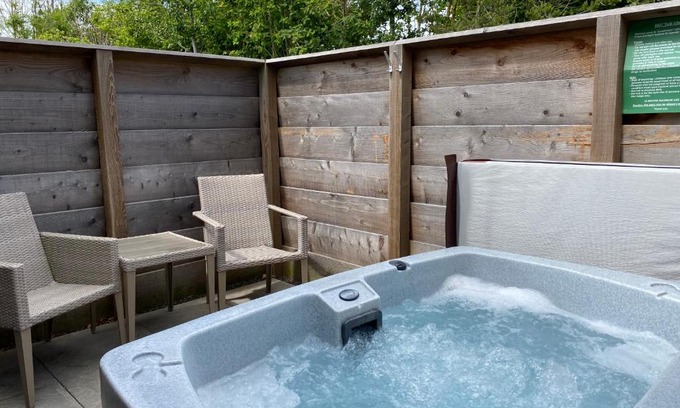 Cupar House | Fox Lodge with Hot Tub