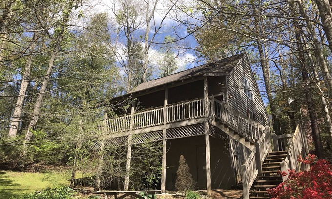 Gatlinburg Cabin | Fox's Den. Convenient to Gatlinburg and RTSW. Clean and Cozy, 2 bd 2 ba sleeps 6