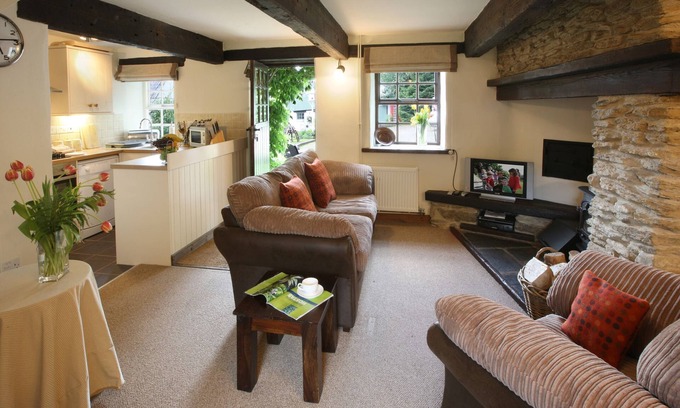 Boncath Cottage | Foxglove Cottage - sleeps 2 guests in 1 bedroom