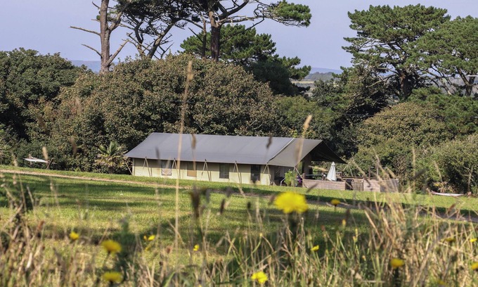 Lamorna Cottage | FOXGLOVE, pet friendly, with hot tub in St Buryan