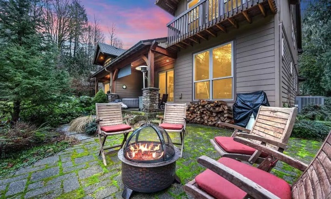 Welches Villa | Fox’s Den: A Luxurious Mountain Retreat in Scenic Mt. Hood Village