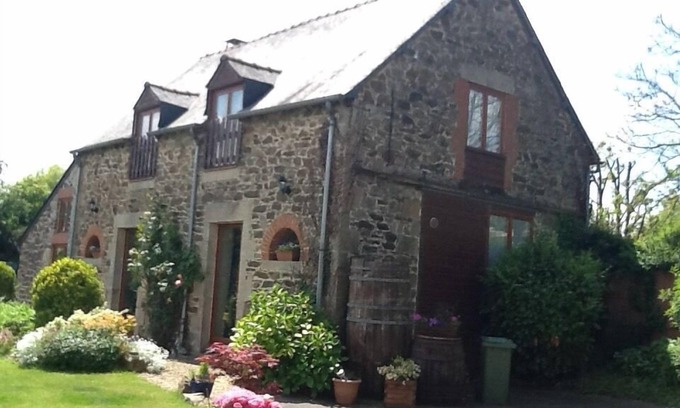 Dolo House | Detached Barn Conversion with heated pool and Jacuzzi with free wifi
