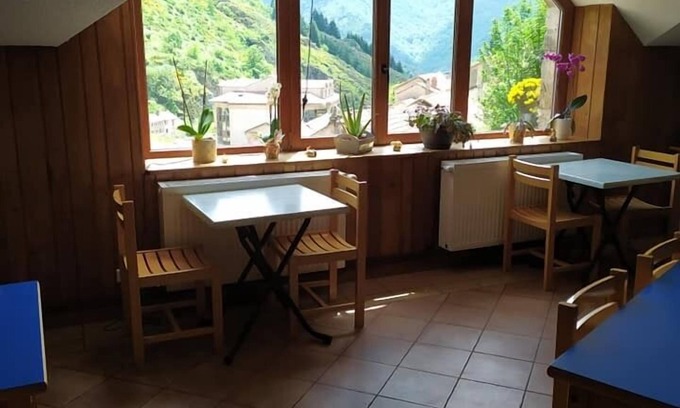 Saint-Laurent-les-Bains Hotel | AU CHAT BLEU