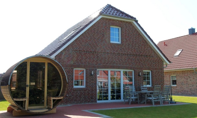 Eilsum House | Framheim - 100qm Luxus-ferienhaus für 7 Personen Direkt am Wasser bei Greetsiel!