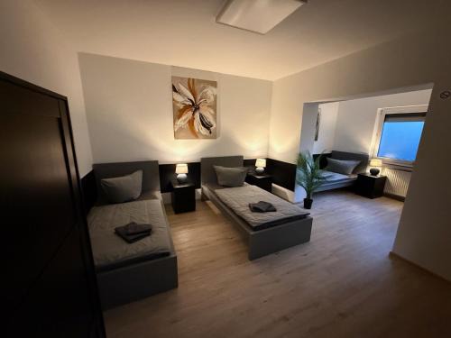 Siegburg Apartment | Frankfurter 21 Haus - 2 WE, 2 Küchen, 2 Bäder, 6 SZ, 19 Betten