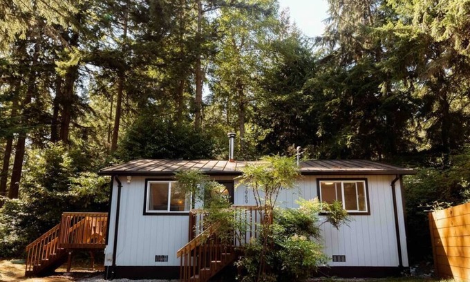 Clinton House | Franklin and Riley’s Island Hideaway