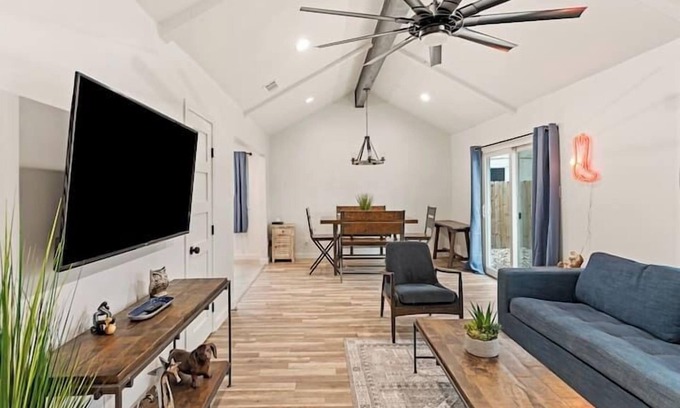 Franklin Park House | Franklin Park Getaway- 10 min to DT/Airport-Pets!