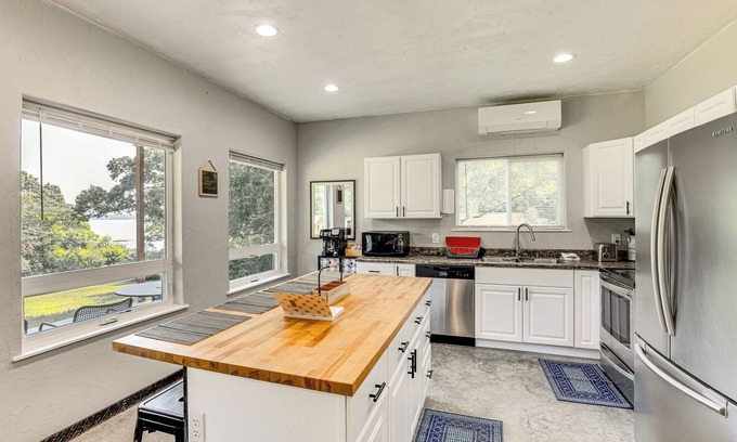 Berryville House | Frankston Vacation Rental: Walk to Lake Palestine!