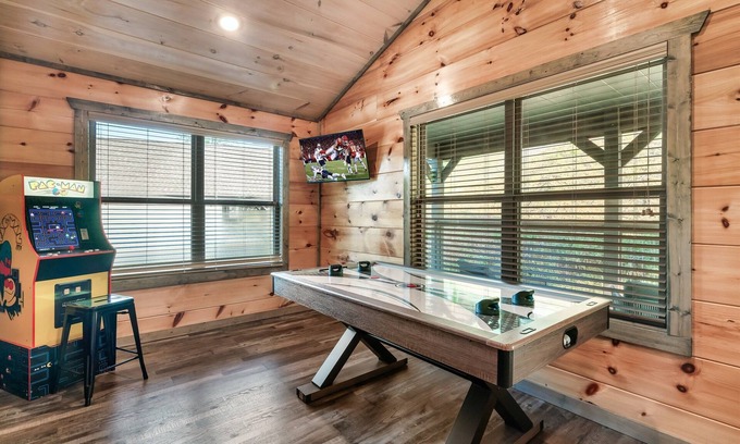 Sevierville Cabin | Free Dollywood Tix/10Min2Dollywood/Dog Friendly