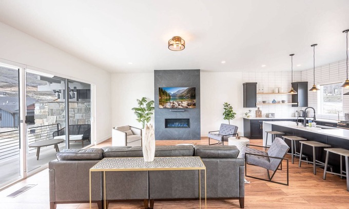 Hideout House | *FREE GOLF & KAYAKING* Perfect for Families – Modern Ski Home w/Private Hot Tub | 2 Minutes to Lake