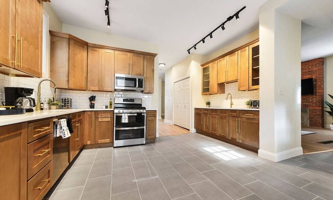 Point Breeze North House | FREE Parking+Games+BBQ+Netflix Near Bakery Square
