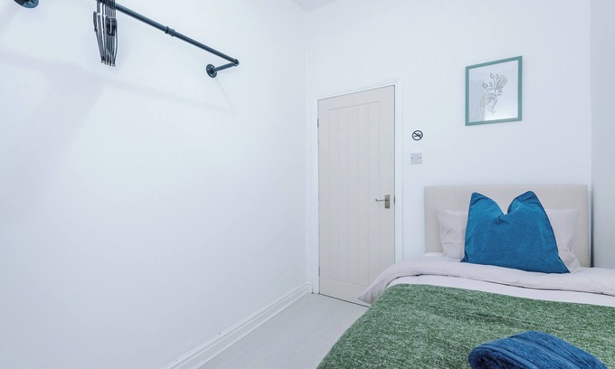 Manchester House | FREE Parking, Games Room, Sleeps 7, Manchester