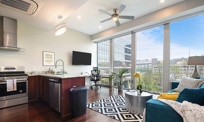 Bluff Apartment | Free Parking!★ Private Gym★ Great Views!