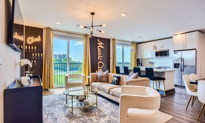 Rutledge Hill Condo | FREE Parking| WALK to Broadway| King| Fitness CTR!
