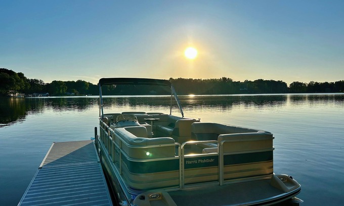 Lawton House | Free Pontoon&Kayak, Lakefront, Hot Tub, Sleeps 12n