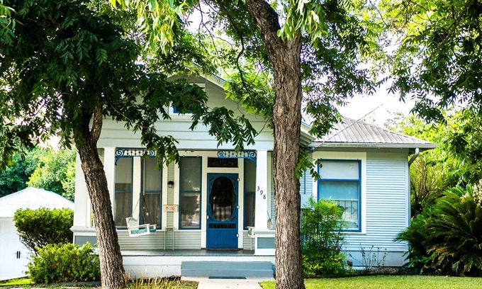 New Braunfels House | Free tubes. Walk to the river. Beautiful vintage home. Private back deck.
