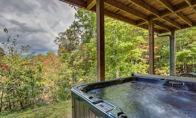 Copperhill Cabin | *Free Whitewater Rafting & Ziplining* Spacious flat rate cabin rental with wrap-around deck & mountain views