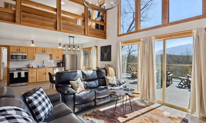 Gatlinburg - Pigeon Forge Cabin | FreeDollywoodTix/Views/Pool/Firepit/Arcade/Private