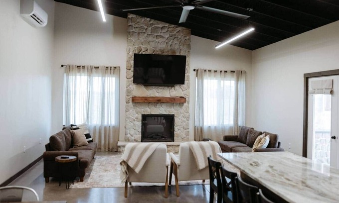 Rogersville House | Freedom Quartersnn~Farm Setting~