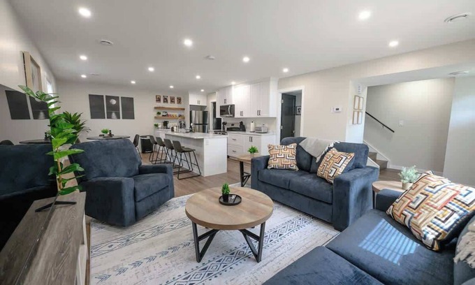 Grande Prairie House | Fresh & Modern | 3BR 1.5 Bath | Smart TV | WIFI