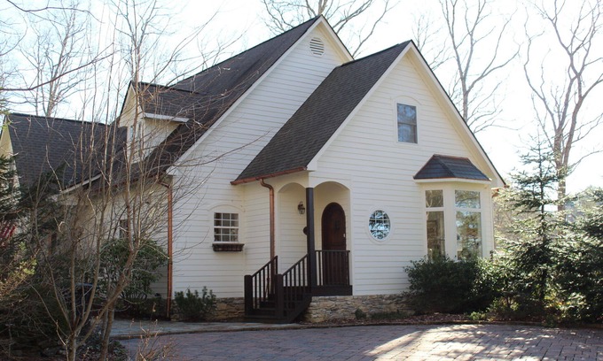 Highlands House | Freshly Decorated, 1.5 miles to downtown Highlands w/views of Mount Satulah!