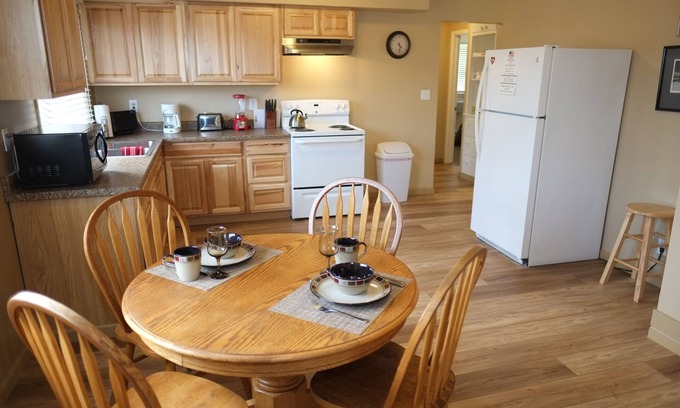 Cascade Apartment | Freshly Remodeled 2 Bedroom, Full Kitchen, living Room Suite, in Cascade unit #1