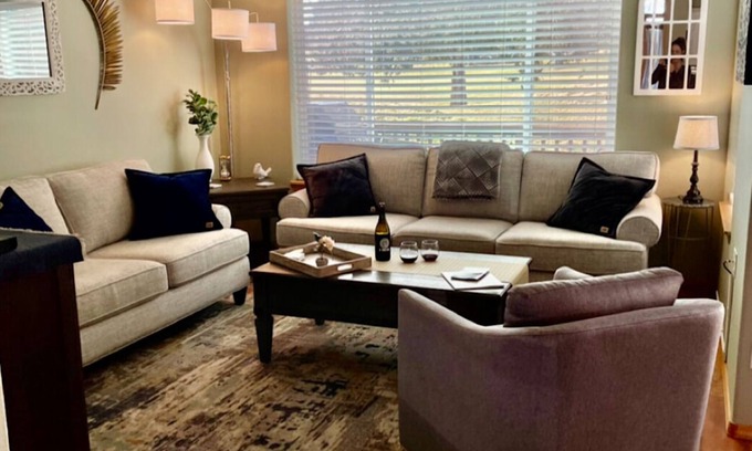 Redmond House | Freshly remodeled and updated dog friendly get-away w/Private Hot Tub and view!