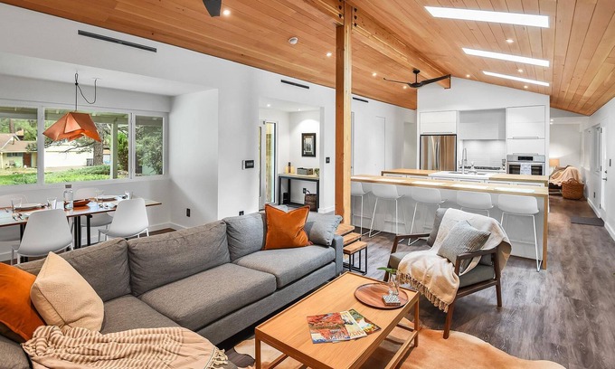 Cherry Hill House | Freshly Renovated Ultra Modern Cabin with A/C! Walking Distance to Downtown Flagstaff