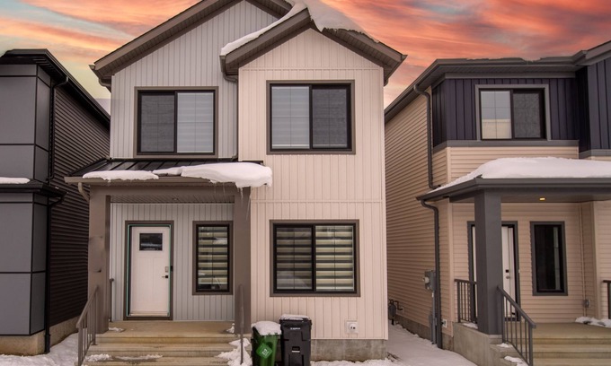 West Edmonton House | FreshModernCozyQuietRetreat | WEM | Garage | KingBed