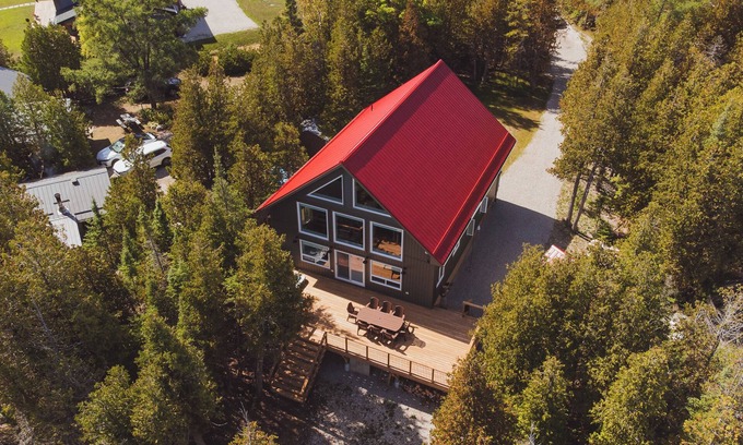 Tobermory Cottage | FreyBear - Luxury Lakefront to Lakehuron & Hot Tub