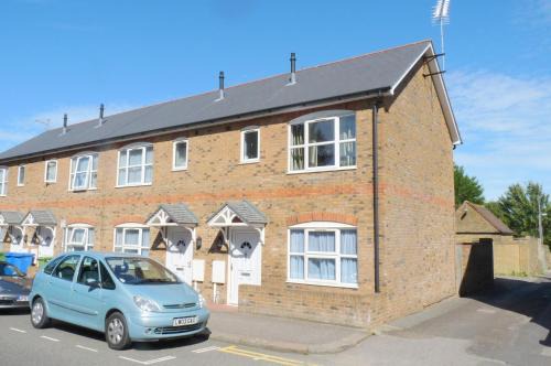 Sittingbourne House | Friars Walk houses with 2 bedrooms, 2 bathrooms, fast Wi-Fi and private parking