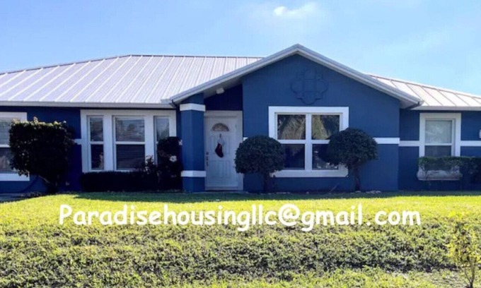 Golden Gate House | Frida's Blue House in Naples close to Downtown Naples