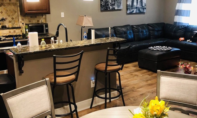 Historic Garderns House | Friendly Alamodome House 8guests. 3Br/2Bth 1 mile River walk/Alamo/Near Downtown