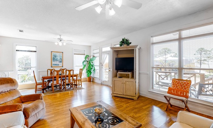 Audubon Place House | Friendly Duplex w/Full Kitchen, Central AC, Washer/Dryer, & High-Speed WiFi!