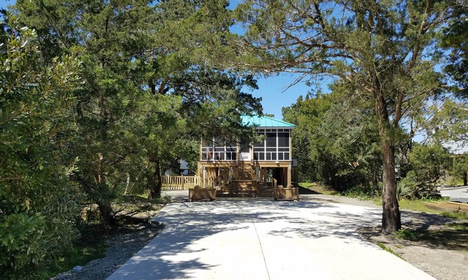 Ocracoke House | Friendly Grrrl is a modern and spacious pet friendly home located in a quiet, ce