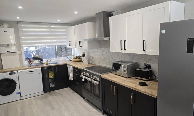 Northampton House | Friendly Retreat at Windermere Way upto 6 guests