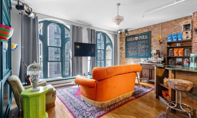 Cite Multimedia Apartment | Friends-Themed Loft | Old Montréal