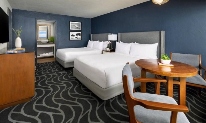 Monterey House | Friends Vacation! 4 Serene Units, Onsite Dining, Bike Rentals, Pets Allowed!