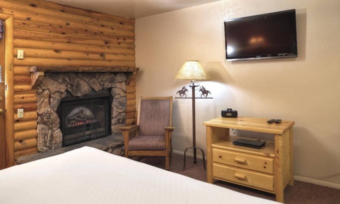 Kohls Ranch Resort | Friends Vacation, Pool, Mini Golf